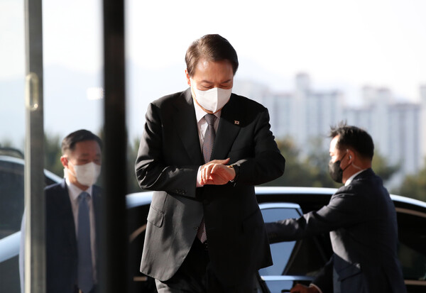 윤석열 대통령이 서울 용산 대통령실 청사로 출근하고 있다. 2022.10.24. [대통령실통신사진기자단] 연합뉴스