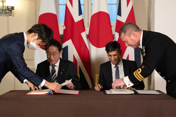 기시다 후미오 일본 총리(가운데 왼쪽)와 리시 수낵 영국 총리가 11일(현지시간) 영국 런던 런던탑에서 정상회담을 열고 '상호접근협정'(RAA·일본명 원활화협정)에 서명하고 있다. 이 협정은 일본 자위대와 영국군의 상호파병을 용이하게 하는 조치들을 담고 있다. 양국은 안보협력을 강화하기 위해 외교·국방장관(2+2) 회담도 추진하기로 했다. 2023.01.12 로이터 연합뉴스