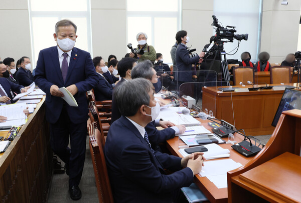 27일 오전 국회에서 열린 '용산 이태원 참사 진상 규명과 재발 방지를 위한 국정조사 특별위원회' 1차 기관보고에 참석한 이태원 참사 유가족들이 보고를 위해 이동하는 이상민 행정안전부 장관을 지켜보고 있다. 2022.12.27. 연합뉴스