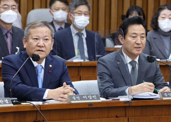 이상민 행정안전부 장관이 6일 오전 국회에서 열린 '이태원 참사 국정조사 특별위원회' 2차 청문회에서 의원질의에 답변하고 있다. 오른쪽은 오세훈 서울시장. 2023.1.6. 연합뉴스