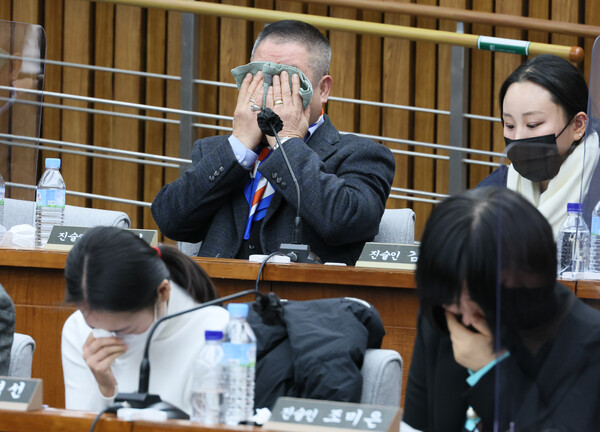 12일 오후 국회에서 열린 용산 이태원 참사 진상규명과 재발방지를 위한 국정조사특별위원회 공청회에서 이태원 지역 상인인 남인석 씨(뒷줄 왼쪽)가 진술 중에 눈물을 흘리자 유가족들이 함께 울고 있다. 2023.1.12. 연합뉴스