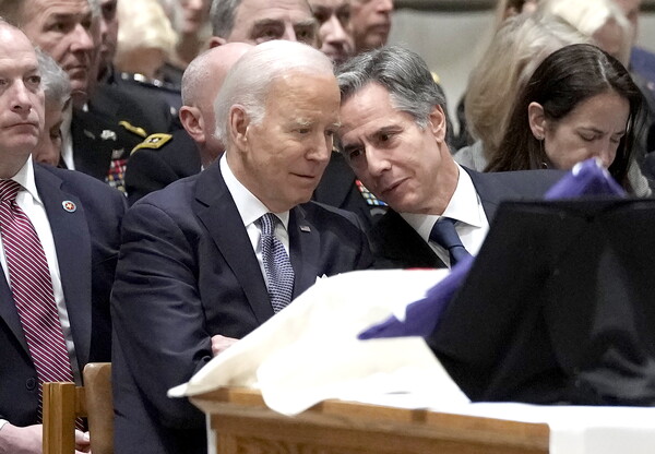 조 바이든 미국 대통령(왼쪽)과 토니 블링컨 국무장관(오른쪽)이 12일(현지시각) 워싱턴DC 워싱턴국립대성당에서 열린 애슈턴 카터 전 국방장관 추도식에 참석하고 있다. 카터 전 장관은 작년 10월 25일 갑자기 발생한 심장문제 때문에 68세를 일기로 별세했다. 2023.01.13 EPA 연합뉴스