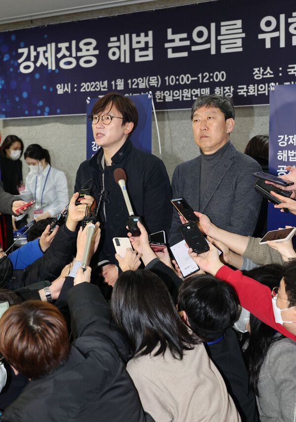 12일 오전 서울 여의도 국회 의원회관에서 강제징용 해법 논의를 위한 공개토론회가 열리기에 앞서 피해자 측 법무법인 해마루 임재성 변호사(왼쪽)와 민족문제연구소 김영환 대외협력실장이 취재진에게 토론회 참가의 취지를 설명하고 있다. 2023.1.12. 연합뉴스