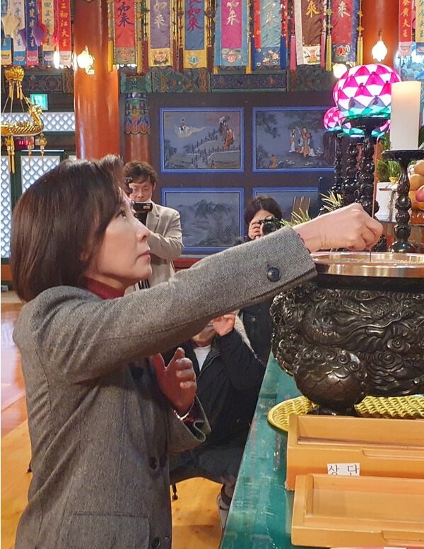 국민의힘 나경원 전 의원이 13일 대한불교 천태종 총본산인 충북 단양 구인사를 찾아 대웅전에서 분향하고 있다. 2023.1.13 [독자제공] 연합뉴스