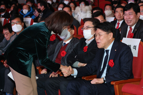 나경원 국민의힘 전 의원(왼쪽)이 5일 오후 서울 송파구민회관에서 열린 국민의힘 송파을 신년인사회에서 장제원 의원과 인사를 나누고 있다. 2023.1.5. 연합뉴스