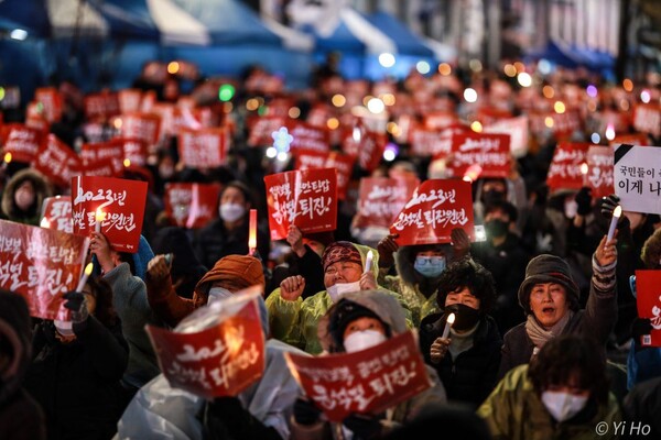 14일 오후 서울 지하철 2호선 시청역~숭례문 앞 대로 구간에서 열린 '23차 촛불대행진'(4차 전국집중촛불)에서 시민들이 '윤석열 퇴진' 등의 구호를 외치고 있다. 2023. 1. 14. 촛불행동 제공