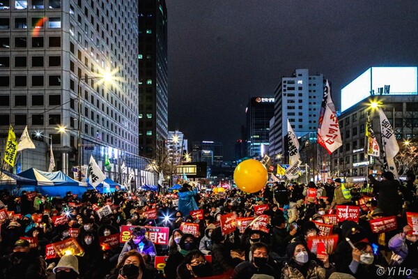 14일 오후 서울 지하철 2호선 시청역~숭례문 앞 대로 구간에서 열린 '23차 촛불대행진'(4차 전국집중촛불)에서 시민들이 '윤석열 퇴진' 등의 구호를 외치고 있다. 2023. 1. 14. 사진 이 호 작가