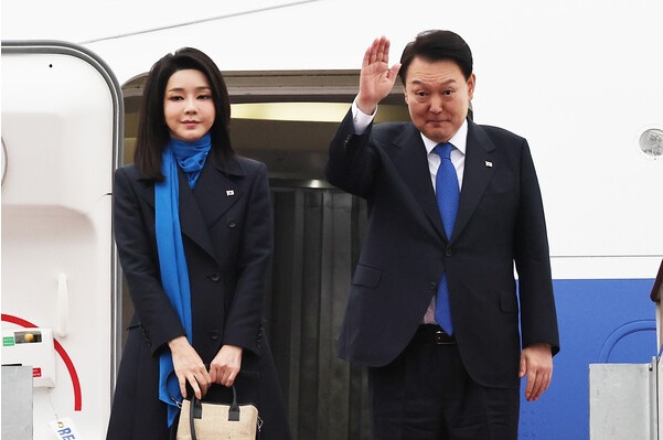 윤석열 대통령과 김건희 여사가 14일 오전 아랍에미리트(UAE) 국빈 방문과 스위스 다보스포럼 참석 등을 위해 성남 서울공항에서 공군 1호기에 오르며 인사하고 있다. 2023.1.14. 연합뉴스