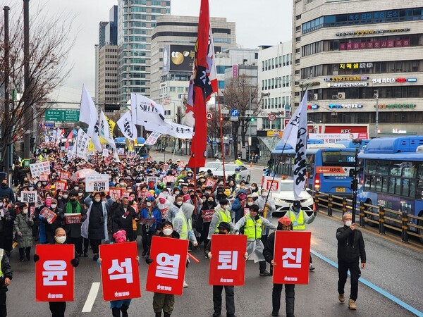 14일 오후 '23차 촛불대행진'(4차 전국집중촛불)에 참여한 시민들이 대통령실이 있는 서울 용산구 삼각지역에서 시청역 방면으로 행진하며 '윤석열 퇴진' '김건희 특검' 등의 구호를 외치고 있다. 2023. 1. 14. 촛불행동 제공