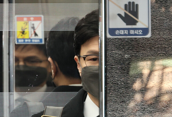 한동훈 법무부 장관이 16일 오후 국회 법사위 업무보고에 앞서 취재진 질문에 답한 뒤 엘리베이터에 탑승하고 있다. 2023.1.16. 연합뉴스