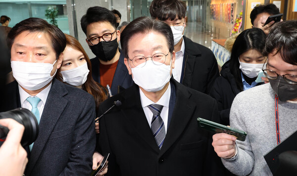 더불어민주당 이재명 대표가 17일 국회 의원회관에서 열린 온라인플랫폼 독점규제 및 공정거래에 관한 법률제정 토론회에 참석한 뒤 의원실로 이동하고 있다. 2023.1.17. 연합뉴스