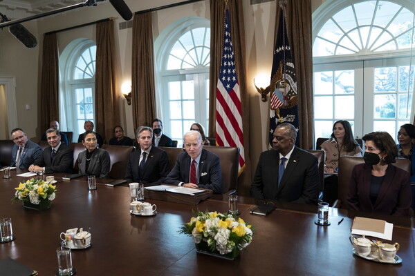 조 바이든 미국 대통령이 5일(현지시각) 워싱턴DC 백악관에서 열린 내각회의에서 발언하고 있다. 바이든 대통령은 이날 코로나19 확산 방지를 명분으로 불법입국자를 즉각 추방하도록 허용한 정책인 이른바 '타이틀 42'의 확대 방침을 밝혔다. 대신 최근 미 국경지역에서 불법입국 시도가 많이 늘어난 중남미 4개국 국민의 합법적 이민을 위해 매월 3만명을 수용하겠다고 약속했다. 2023.01.06 EPA 연합뉴스