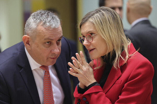 아녜스 파니에뤼나셰르 프랑스 에너지부 장관(오른쪽)이 19일(현지시각) 유럽연합(EU) 에너지장관 회의가 열린 벨기에 브뤼셀에서 요제프 시켈라 체코 산업장관과 대화하고 있다. 이날 EU 에너지장관이사회는 내년 2월부터 천연가스값 급등을 막기 위한 가격상한제를 시행하기로 했다고 밝혔다. 2022.12.20 AP 연합뉴스