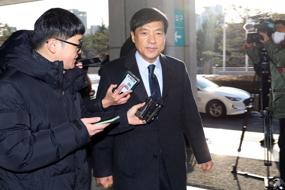 이성윤 전 중앙지검장이 지난달 16일 추미애 전 법무부 장관 시절 윤석열 당시 검찰총장을 사퇴시킬 목적으로 이른바 ‘찍어내기’ 감찰이 이뤄졌다는 의혹과 관련해 조사를 받기 위해 서초구 서울중앙지검으로 출석하고 있다. 2022.12.16 연합뉴스