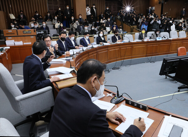 17일 오후 국회에서 열린 '용산 이태원 참사 진상규명과 재발방지를 위한 국정조사특별위원회' 전체회의에서 결과보고서 채택을 두고 여야가 공방을 벌이고 있다. 이태원 참사 국정조사특별위원회는 이날로 활동 기간이 종료된다. 2023.1.17. 연합뉴스