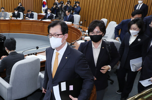 17일 오후 국회에서 열린 '용산 이태원 참사 진상규명과 재발방지를 위한 국정조사특별위원회' 전체회의에서 여당 간사인 국민의힘 이만희 의원과 조수진, 전주혜 의원 등이 보고서 의결에 앞서 퇴장하고 있다. 2023.1.17. 연하뉴스