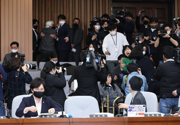 17일 오후 국회에서 열린 '용산 이태원 참사 진상규명과 재발방지를 위한 국정조사특별위원회' 전체회의에서 이종철 10·29 이태원 참사 유가족협의회 대표와 고 이지한 씨 어머니 조미은 씨가 국민의힘 조수진 의원의 발언에 항의하며 오열하고 있다. 2023.1.17. 연합뉴스