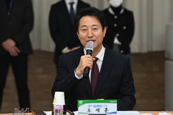 오세훈 서울시장이 18일 경북 상주시청 2층 대회의실에서 열린 서울특별시-경상북도 교류 강화 업무 협약식에서 인사말을 하고 있다. 경북과 서울은 이날 체결로 관광·문화교류, 고향사랑 기부제 홍보 강화 등 4개 분야의 업무 협력에 손을 잡았다. 2023.1.18. 연합뉴스