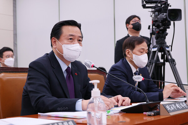 조현동 외교부 1차관(왼쪽)이 17일 오후 국회에서 열린 외교통일위원회에서 의원 질의에 답하고 있다. 2023.1.17. 연합뉴스