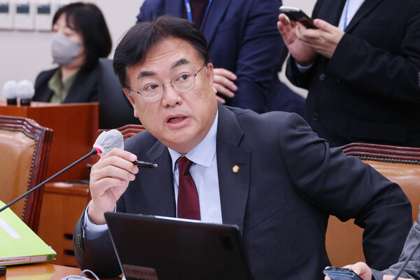 국민의힘 정진석 비상대책위원장이 17일 오후 국회에서 열린 외교통일위원회에서 질의하고 있다. 2023.1.17연합뉴스