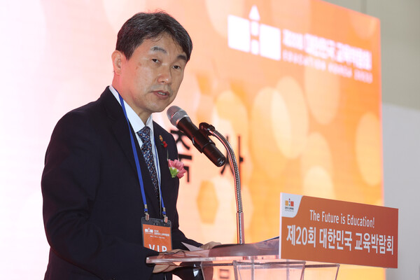 이주호 사회부총리 겸 교육부 장관이 12일 오전 서울 강남구 코엑스에서 열린 제20회 대한민국 교육박람회에서 개막식 축사를 하고 있다. 2023.1.12. 연합뉴스