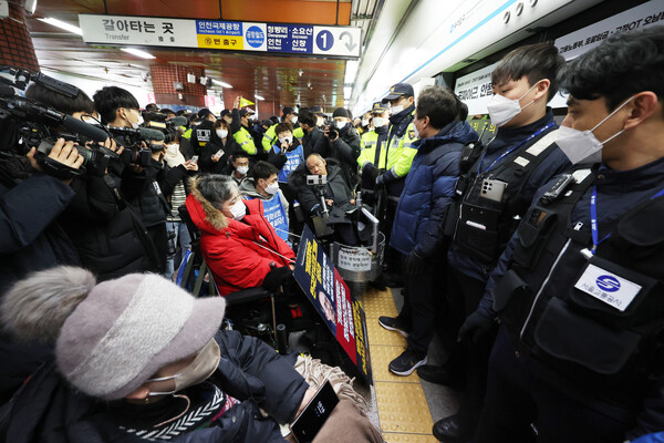 20일 지하철 4호선 서울역 승강장에서 전국장애인차별철폐연대 회원들이 '오이도역 리프트 추락 참사 22주기 집회'를 마치고 열차에 탑승하려다 막히고 있다. 2023.1.20. 연합뉴스