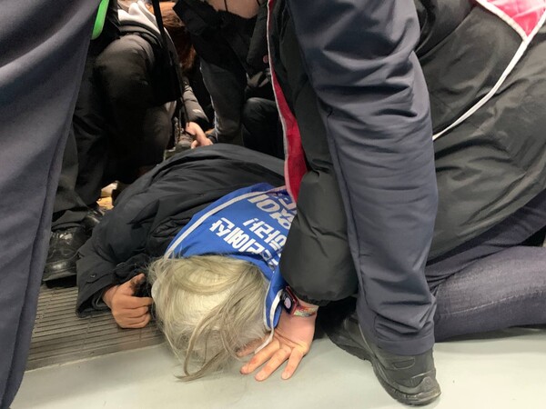 20일 지하철 4호선 삼각지역에서 박경석 전국장애인차별철폐연대 상임공동대표가 기어서 지하철을 승차하려다가 경찰과 지하철 보안관에게 제지당했다. 2023.1.20. 전국장애인차별철폐연대 제공