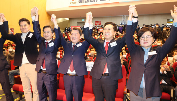 15일 서울시 양천구 해누리타운에서 열린 국민의힘 서울 양천갑 당원대회에서 당대표에 출마한 김기현·안철수·조경태 의원과 김태호 의원이 기념촬영을 하고 있다. 2023.1.15 연합뉴스