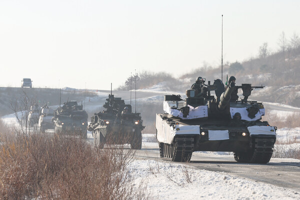 지난 11일 경기도 포천시 승진과학화훈련장에서 열린 연합공용화기사격 훈련을 위해 수도기계화보병사단 번개여단 전승대대 장병들과 한미연합사단 스트라이커여단 미군장병들이 이동하고 있다. 사진은 K200 장갑차, 미군 스트라이커 장갑차, K1A2 전차. 2023.1.12 연합뉴스