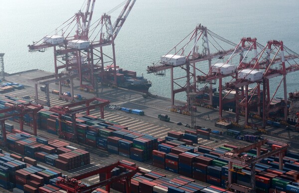 컨테이너 쌓인 부산항. 연합뉴스