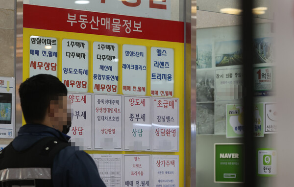 오는 7월부터 부부 중 1명이 60세 이상인 부부합산 1주택자가 기존 주택을 팔고 가격이 더 싼 주택을 구입할 때 차익 중 1억원을 연금계좌에 납입할 수 있게 된다. 연합뉴스