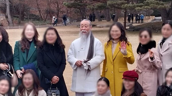 천공이 22일 청와대 경내에서 일행과 기념촬영을 하고 있다. 왼쪽 검은옷의 여성이 신씨다. 독자 제공