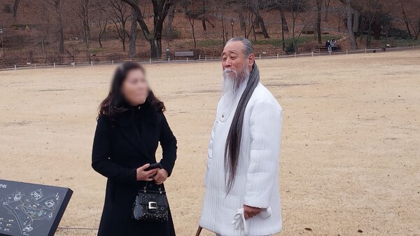 천공이 지난 22일 청와대 경내에서 제자인 신모 씨와 함께 서 있는 모습. 독자 제공