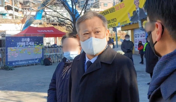 이상민 행정안전부 장관이 설 연휴 첫날인 지난 21일 예고 없이 이태원 참사 희생자 합동분향소를 찾아 유족들로부터 ‘도둑 조문’이라는 비판을 받았다. 이태원 참사 시민대책회의