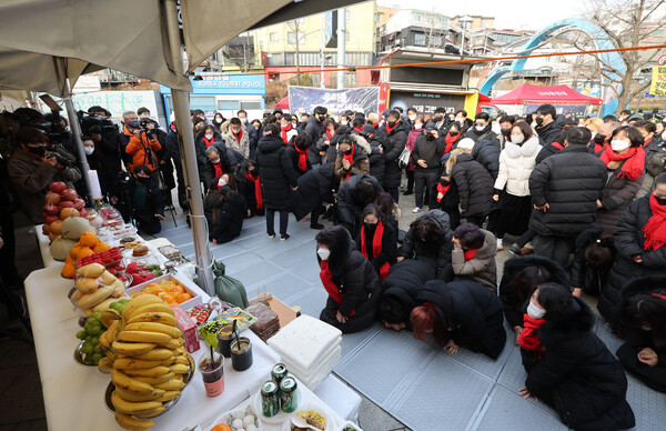 설날인 22일 서울 용산구 녹사평역광장에 마련된 10·29 이태원 참사 희생자 합동분향소에서 유가족들이 눈물을 흘리며 합동 차례를 지내고 있다. 2023.1.22. 연합뉴스