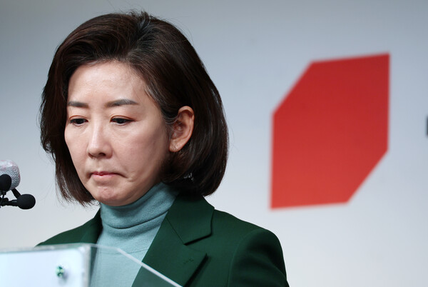 국민의힘 나경원 전 의원이 25일 오전 서울 여의도 국민의힘 당사에서 기자회견을 열고 전당대회 불출마를 선언한 뒤 취재진 질문을 받고 있다. 2023.1.25. 연합뉴스