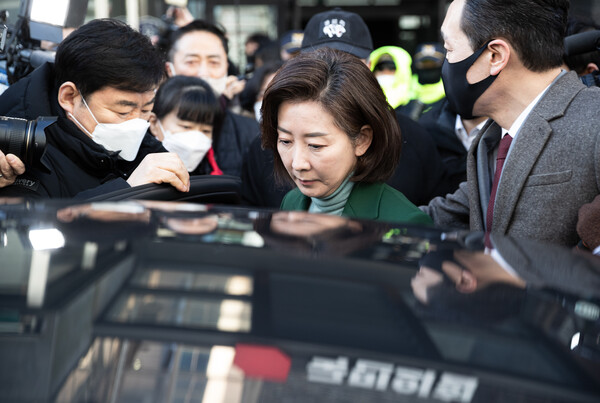 국민의힘 나경원 전 의원이 25일 오전 서울 여의도 국힘의힘 당사에서 전당대회 불출마 입장을 밝힌 뒤 차량에 탑승하고 있다. 2023.1.25 [공동취재] 연합뉴스