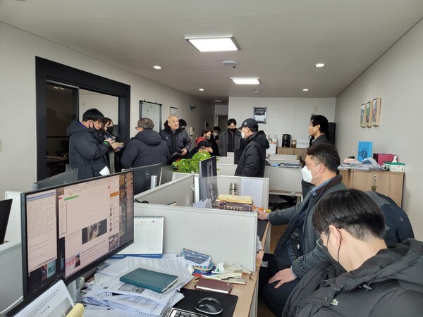 시민언론 민들레 편집국 압수수색 장면. 