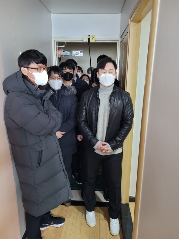 26일 오전 서울 공덕동의 시민언론 민들레에 대한 기습 압수수색을 벌이고 있는 경찰이 취재진 및 시민들의 사무실 진입을 막고 있다. 