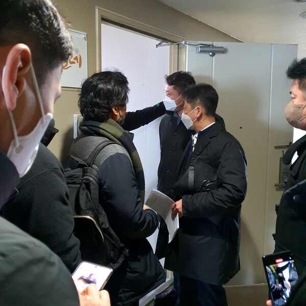 서울경찰청 반부패·공공범죄수사대 수사팀이 26일 오전 압수수색 영장을 집행하기 위해 시민언론 민들레 편집국에 진입하고 있다. 2023.1.26. 시민언론 민들레