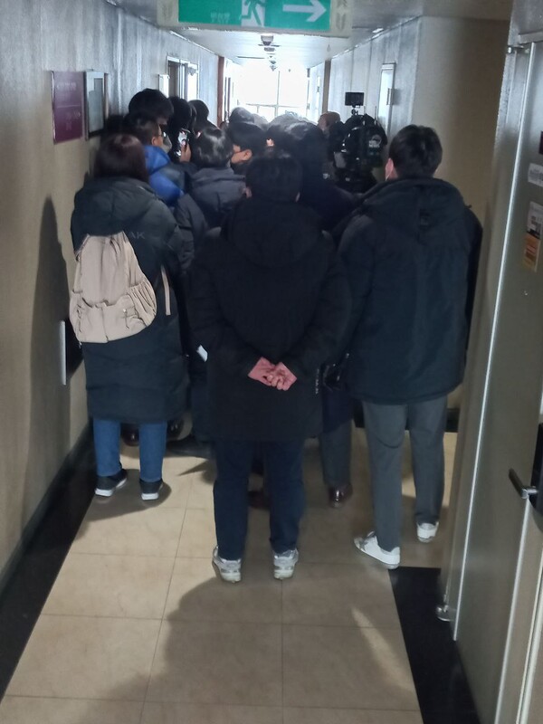 시민들이 민들레 사무실 앞에서 경찰의 압수수색에 항의하고 있다. 시민언론 민들레