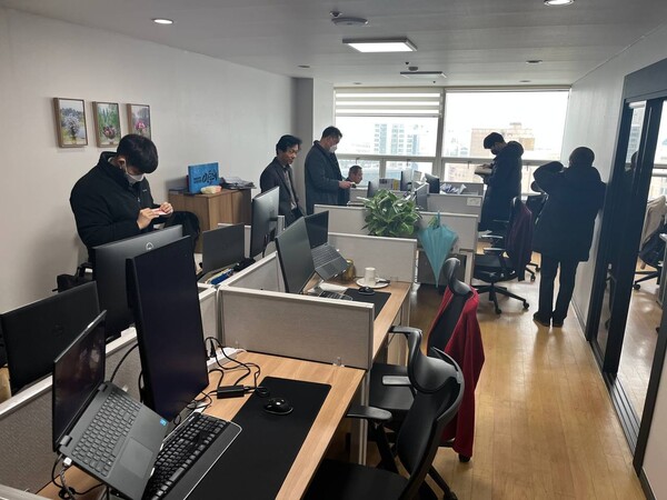 서울경찰청 반부패·공공범죄수사대 수사팀이 26일 오전 시민언론 민들레 편집국을 압수수색하고 있다. 2023.1.26. 시민언론 민들레