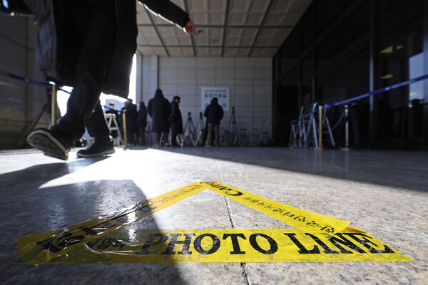 위례 신도시·대장동 개발사업 비리 의혹과 관련해 더불어민주당 이재명 대표의 검찰 출석을 하루 앞둔 27일 오후 서울 서초구 서울중앙지검 입구에 이 대표 출석을 위한 포토라인이 설치되어 있다. 2023.1.27. 연합뉴스