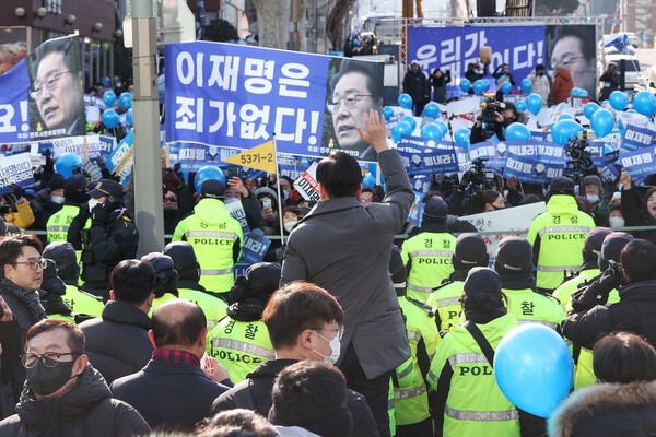 서울 서초구 서울중앙지방검찰청에 출석한 더불어민주당 이재명 대표를 향해 지지자들이 '이재명은 죄가 없다' 등의 구호를 외치고 있다. 2023.1.28 연합뉴스