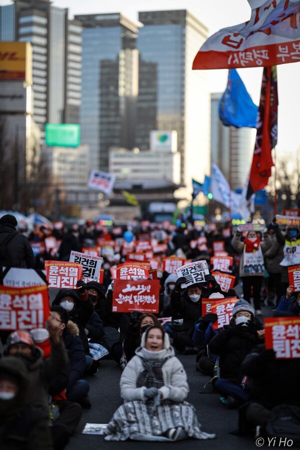 ​28일 오후 서울 도심에서 열린 24차 촛불대행진에 참석한 시민들이 '윤석열은 퇴진하라' 등의 구호를 외치며 행진하고 있다. 2023.1.28. 이호 작가
