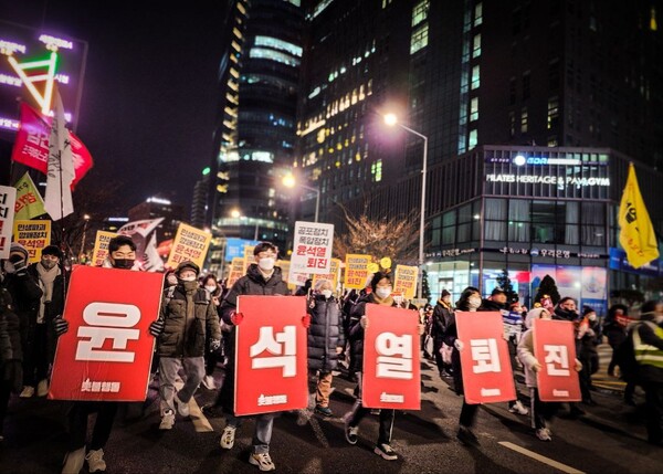 ​28일 오후 서울 도심에서 열린 24차 촛불대행진에 참석한 시민들이 '윤석열은 퇴진하라' 등의 구호를 외치며 행진하고 있다. 2023.1.28. 촛불행동 제공
