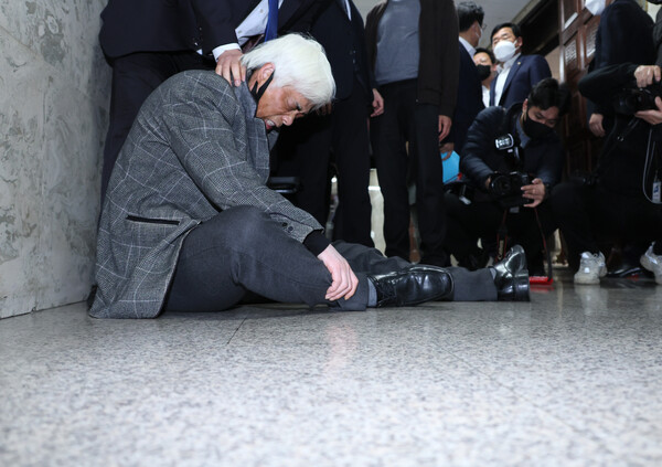 17일 오후 국회에서 열린 '용산 이태원 참사 진상규명과 재발방지를 위한 국정조사특별위원회' 전체회의에서 이종철 10·29 이태원 참사 유가족협의회 대표가 보고서 의결에 앞서 퇴장한 여당 위원들에게 항의하다 바닥에 주저앉아 있다. 2023.1.17. 연합뉴스