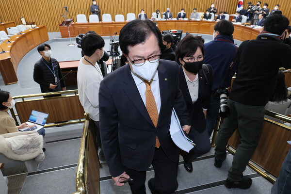 17일 오후 국회에서 열린 '용산 이태원 참사 진상규명과 재발방지를 위한 국정조사특별위원회' 전체회의에서 국민의힘 위원들이 보고서 의결을 거부하며 퇴장하고 있다. 2023.1.17 연합뉴스