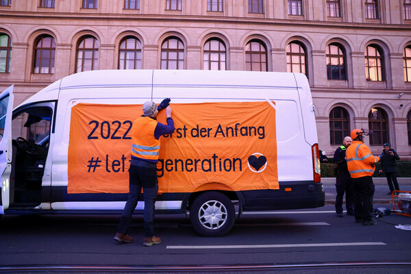 독일 기후환경단체 '마지막 세대'(Letzte Generation) 활동가들이 4일(현지시간) 수도 베를린에서 '2022년은 시작에 불과했다'라고 적은 현수막을 설치하고 있다. 이들은 기후 위기 경각심을 일우려 지난해 명화 훼손, 도로 점거 등의 시위를 벌였다. 2023.01.04 로이터 연합뉴스