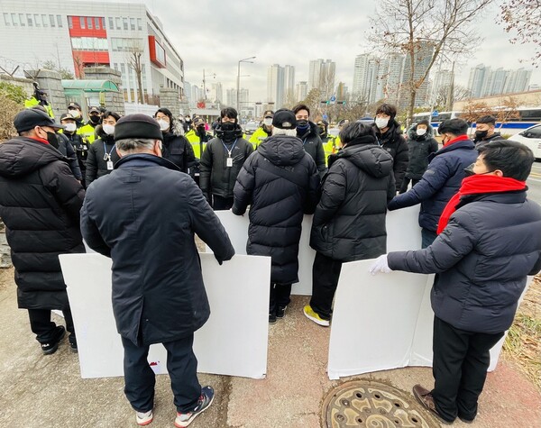 이태원 참사 유가족들이 31일 서울 용산구 대통령실 앞에서 횡단보도 통행도 막는 경찰들에게 항의하는 차원에서 시위를 벌이고 있다. 이들은 "대통령은 사과하라" "이태원 참사 진실을 규명하라"고 외친 뒤 분향소로 돌아갔다. 2023.1.31. 김성진 기자